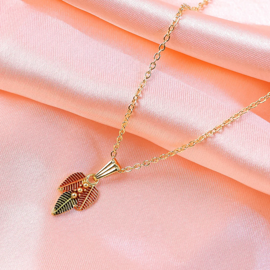 Traditional Leaf Design Pendant Necklace with Chain for Women - Image 2